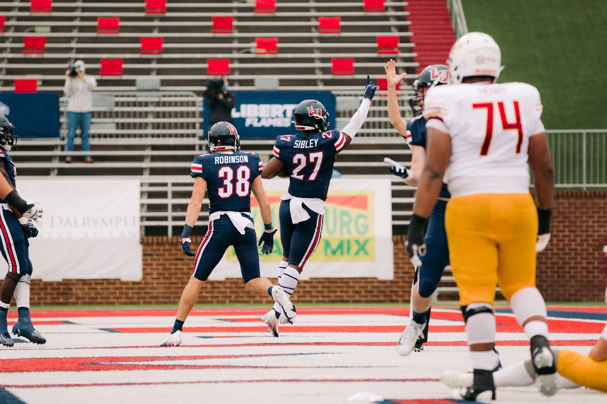 LibertyFootball's tweet photo. Get you a man that can give you both a TD and a sack 💥 https://t.co/ew7TnKJKf3