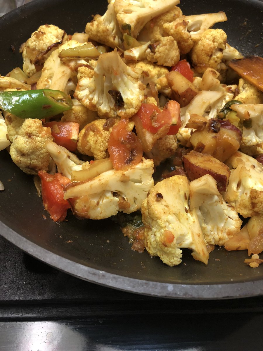 Fahmikhan's tweet photo. Cooking to relax! #desifood #homecooking #weekendcook #foodiewannabe #desicook https://t.co/Uj3TAjsXB1