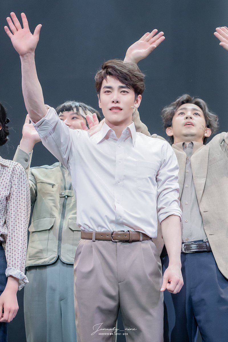 January__nine's tweet image. 201010 뮤지컬 광주 커튼콜
윤이건 : 김찬호 배우님

가자 동지여, 어깨를 걸고
해일처럼 높은 파도가 되어