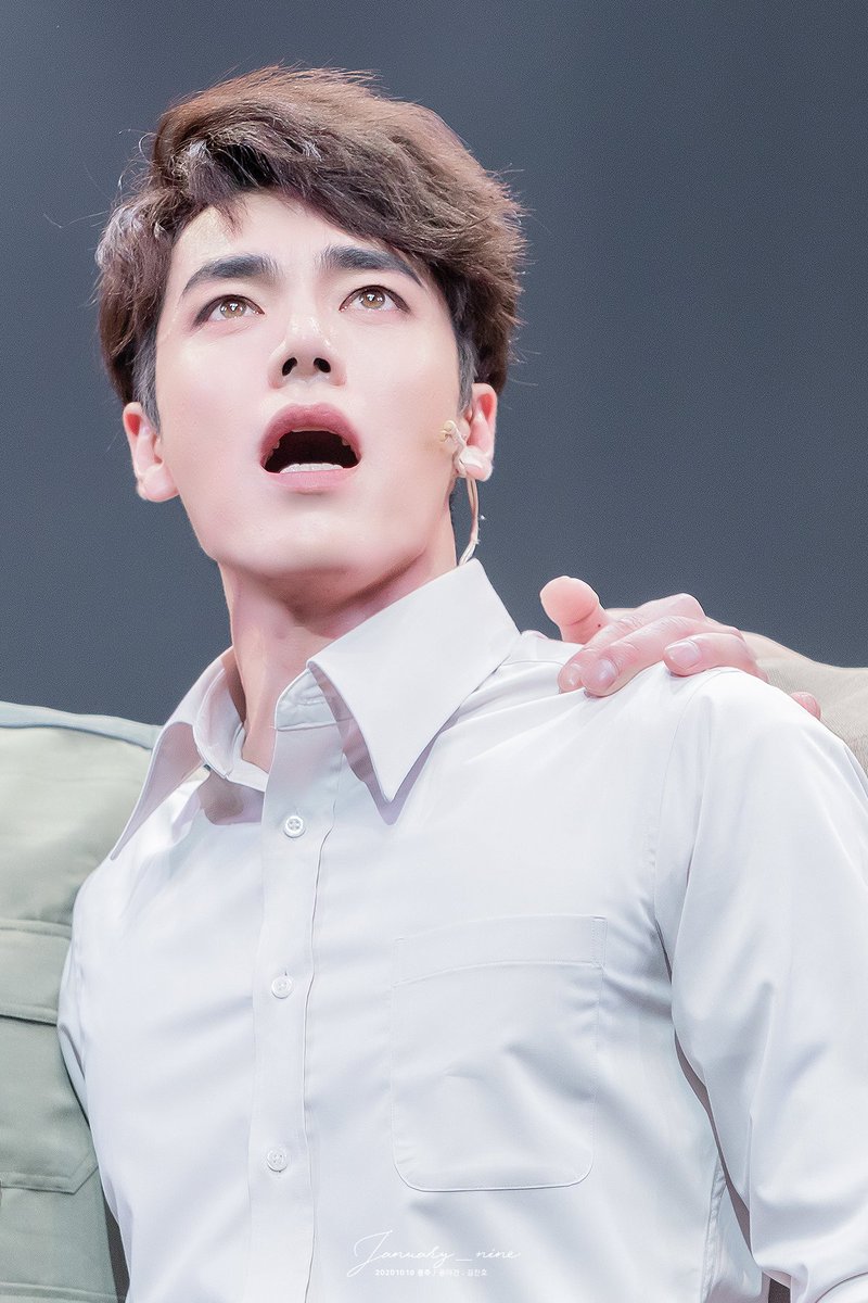 January__nine's tweet image. 201010 뮤지컬 광주 커튼콜
윤이건 : 김찬호 배우님

가자 동지여, 어깨를 걸고
해일처럼 높은 파도가 되어