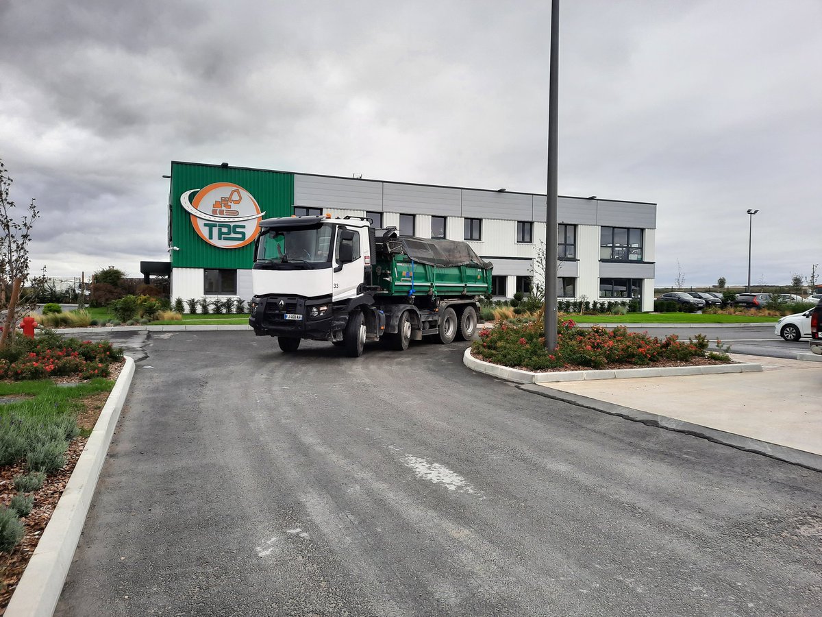 24h entre ces 2 photos....
Des donateurs essonniens vers les sinistrés.....sans intermédiaire ! Bravo à tous les bénévoles