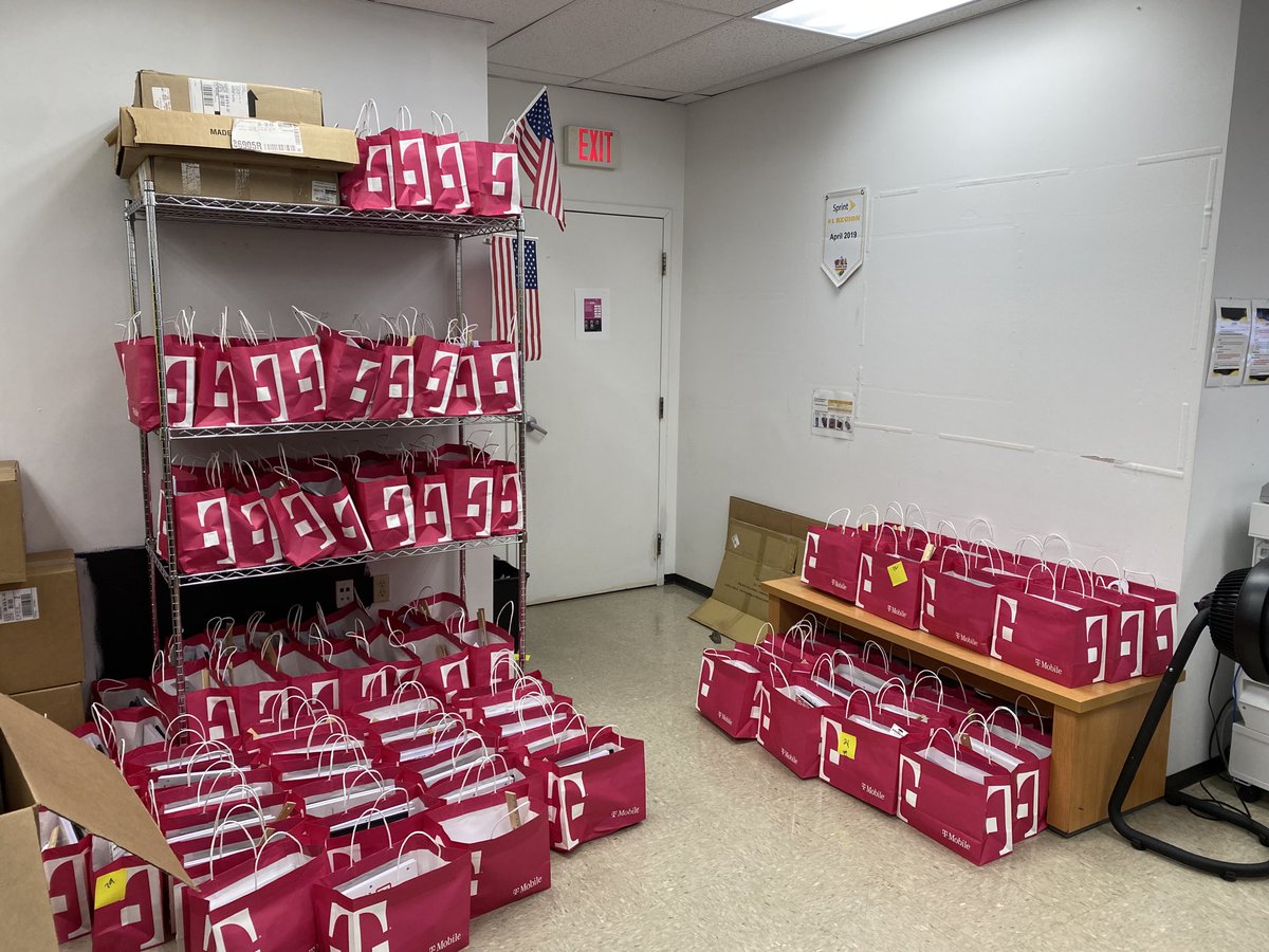 geoffdean10's tweet photo. STR in Medford showing our appreciation for teachers of the Phoenix Talent School District! ⁦@Phoenix_Talent⁩ @lesliejohn214 ⁦@SamSindha⁩ ⁦@JacksonTingley⁩ ⁦@JohnStevens_⁩ ⁦⁦@RosieAngulo2⁩ https://t.co/9jC1vqloMn