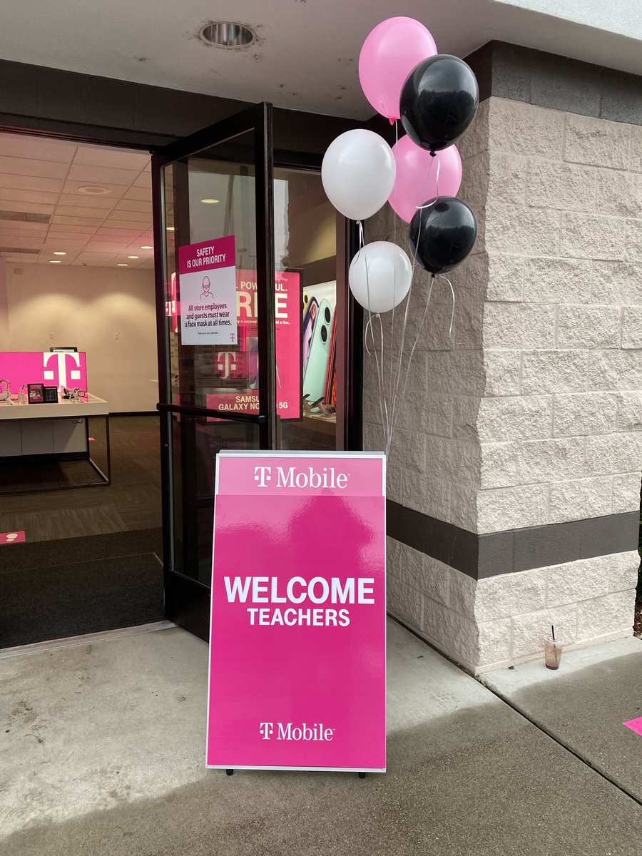geoffdean10's tweet photo. STR in Medford showing our appreciation for teachers of the Phoenix Talent School District! ⁦@Phoenix_Talent⁩ @lesliejohn214 ⁦@SamSindha⁩ ⁦@JacksonTingley⁩ ⁦@JohnStevens_⁩ ⁦⁦@RosieAngulo2⁩ https://t.co/9jC1vqloMn