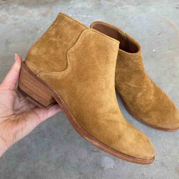 AFashionFix's tweet photo. So good I had to share! Check out all the items I'm loving on @Poshmarkapp from @gwillandchill #poshmark #fashion #style #shopmycloset #jeffreycampbell #frye: https://t.co/m8nYEseYtb https://t.co/rdb0iqyjWO