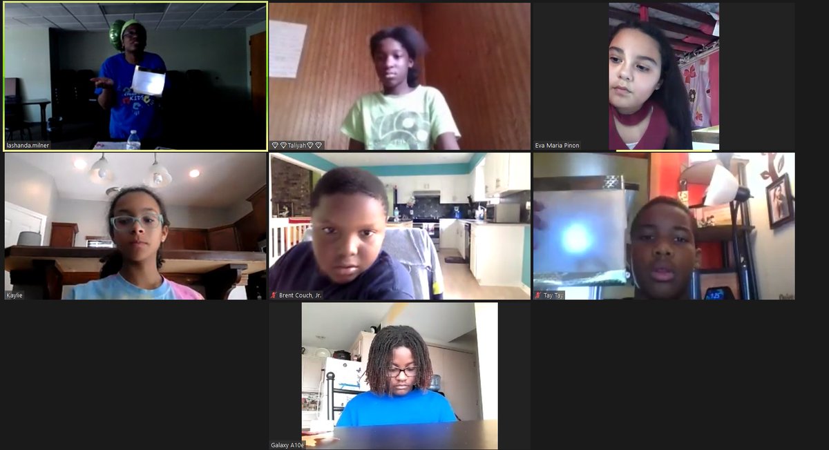 Our older campers start making their very own memory lanterns -- an ever-present reminder that their loved ones' memories and love are always with them in their hearts. #grief #artsandcrafts #arttherapy #griefrecovery #healing #CrossroadsKids