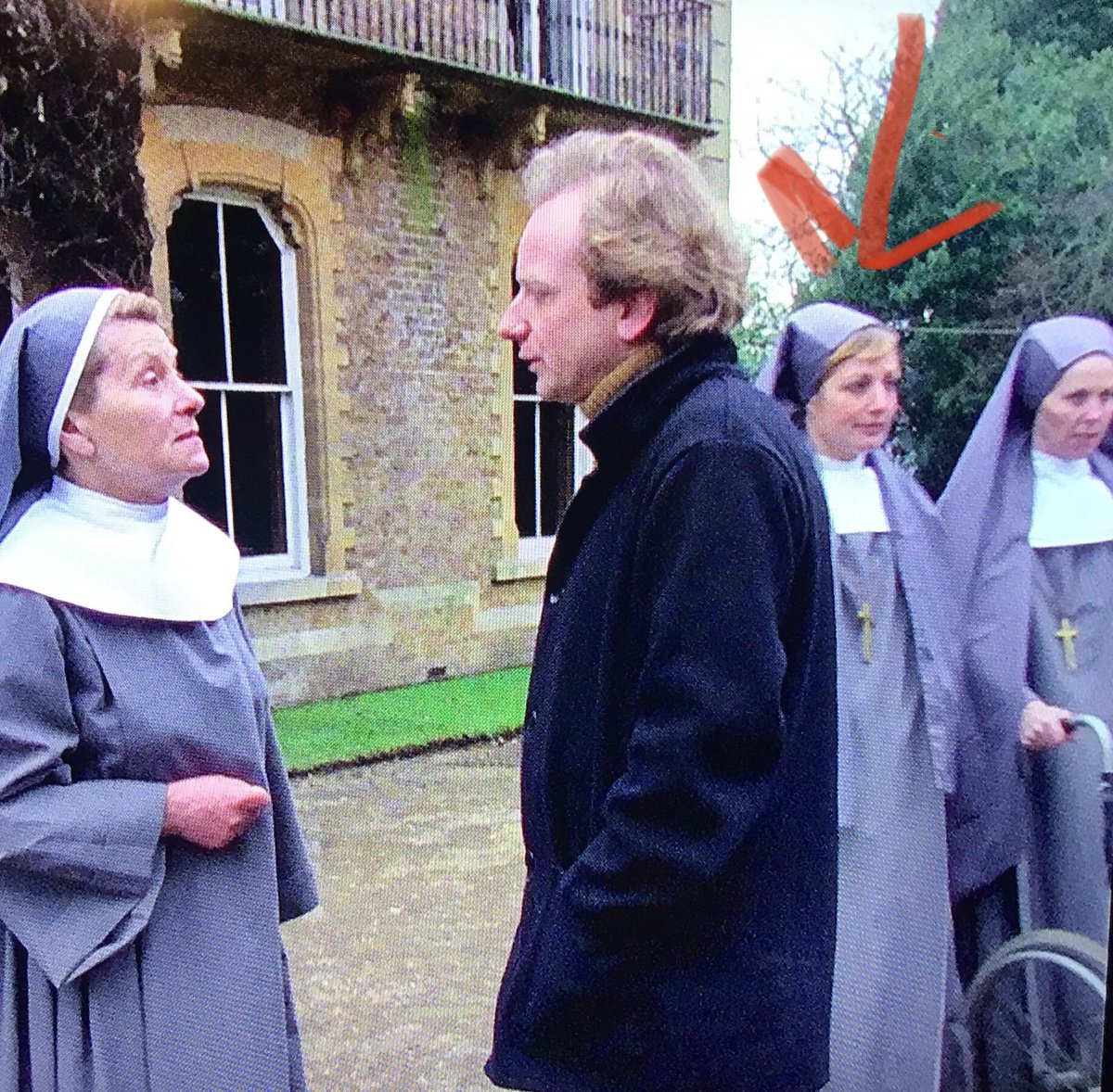 CI5BDC's tweet photo. Uncredited Marolyn Turk ( #hothrebel #beedo) with Ian Mcdiarmid on location at St Huberts , St Huberts Lane , Gerrards across , Bucks . Wednesday 14th March 1979 #returnofthejedi #theempirestrikesback #emperorpalpatine #theprofessionals @HamillHimself https://t.co/FbmRugmlAH
