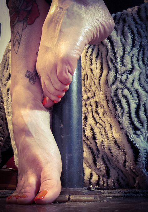 🥰 its a beautiful day for a barefoot walk....think I'll venture outside and get my toes warm ❤  Hope<a href="/tag/feet"class="tags"><span>#feet</span></a><a href="/tag/feetlovers"class="tags"><span>#feetlovers</span></a><a href="/tag/soles"class="tags"><span>#soles</span></a><a href="/tag/footmodel"class="tags"><span>#footmodel</span></a><a href="/tag/footgodess"class="tags"><span>#footgodess</span></a>