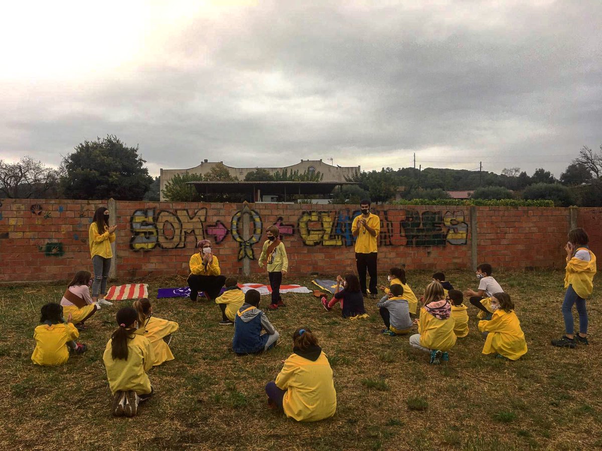 Avui els Llops i les Daines hem realitzat la cerimònia d'imposició de la banda. Durant la ronda hi anirem penjant les nostres insígnies per ser uns autèntics escoltes tradicionals!⚜️💛
