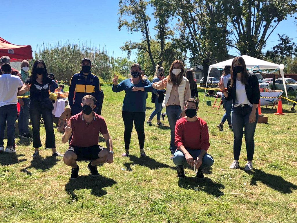 vtolosapaz's tweet photo. De #MelchorRomero nos vinimos a #Tolosa donde vecinos y vecinas del barrio junto a distintas organizaciones sociales realizaron una jornada de almuerzo, merienda y entrega de libros para niños y niñas, en el marco de la inauguración de la plaza "El Horizonte".
#ArgentinaUnida 🇦🇷 https://t.co/0MJ6ztPzOZ