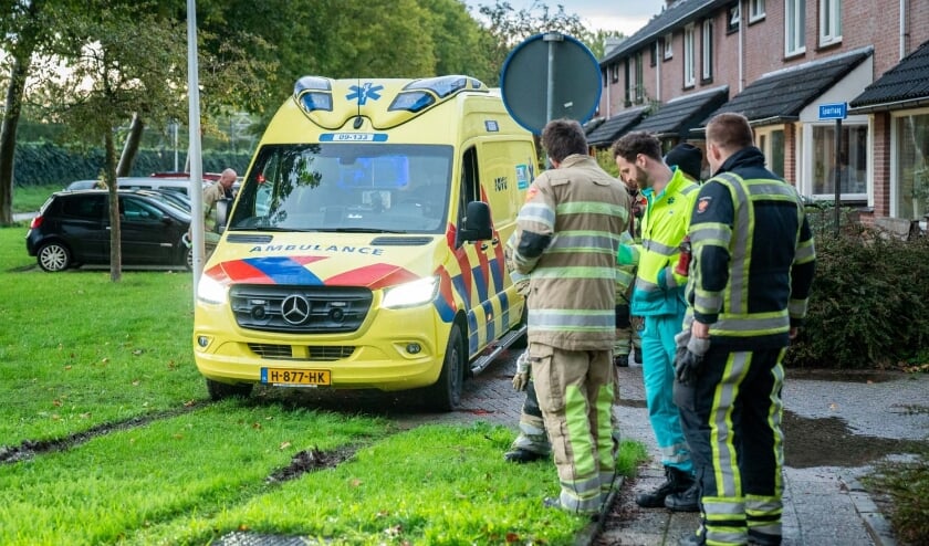 Ambulance vastgelopen op stoeprand [HOUTEN] Een ambulance is door een inschattingsfoutje van de bestuurder vastgelopen op een stoeprand op het Achterom in Houten.