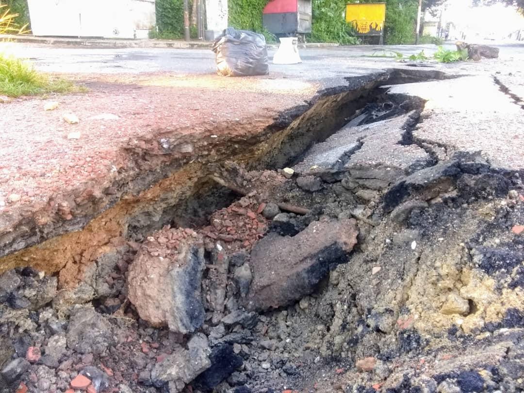 jencyjaen's tweet photo. @alc_naguanagua  socavamiento de la vía pública por fuga de agua. En riesgo de caerse poste de electricidad @CORPOELECinfo  @rafaellacava10 @Hidrocentro2011  sector el retobo Av Bolívar de #naguanagua https://t.co/AD6DuHnNte