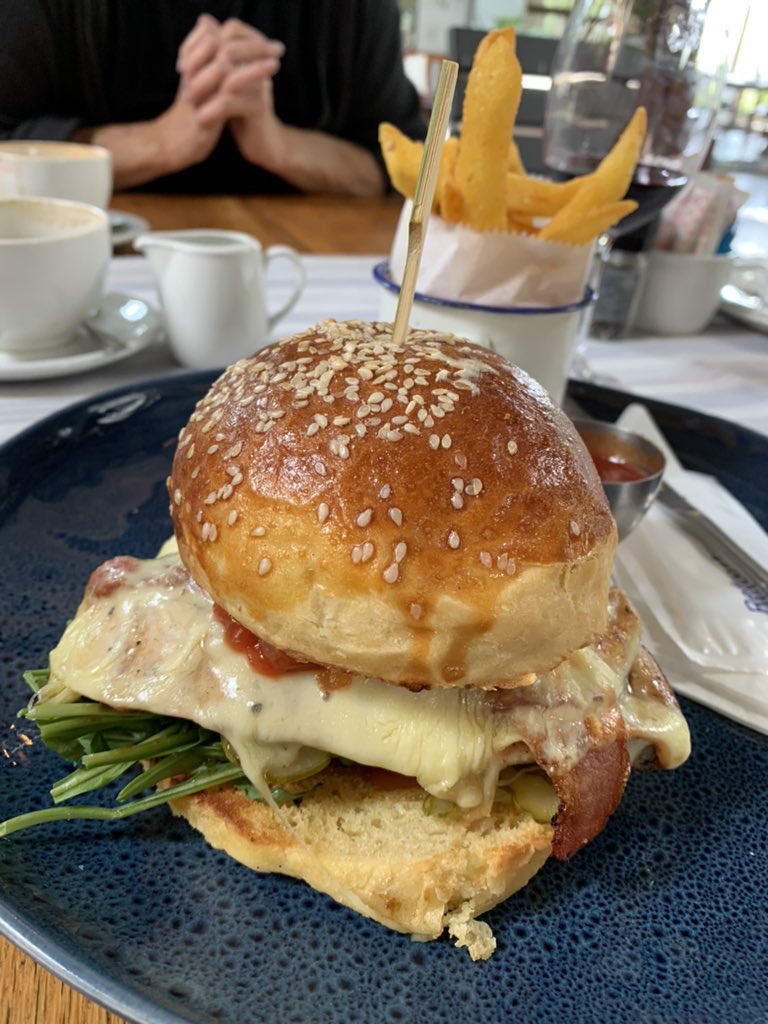 Great lunch at <a href="/LaRosaBluCafe/">Rosenhof Estate</a> today 😋 🍔