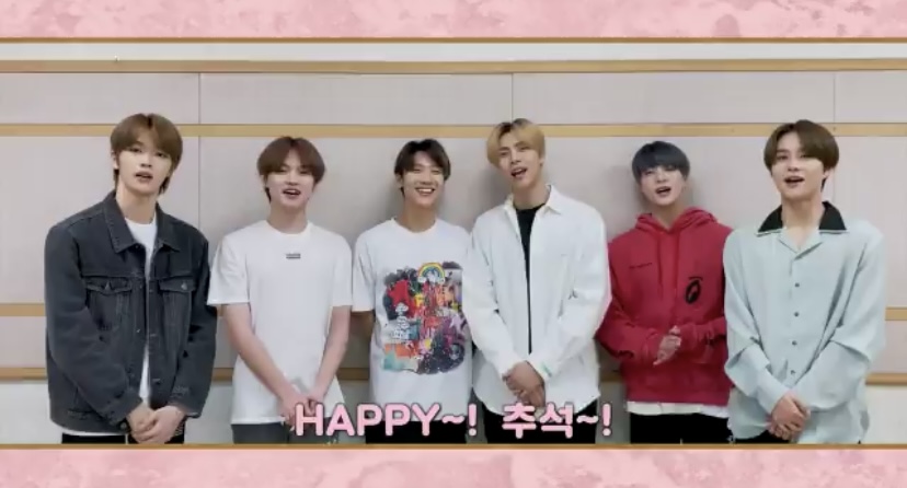 next, lets examine this sc from the chuseok greetings. jeno looks tiny here next to johnny and jungwoo, members who are supposedly only 1-2 inches taller than him. his height looks similar to ten and chenle, both around 5'7" or 5'8"