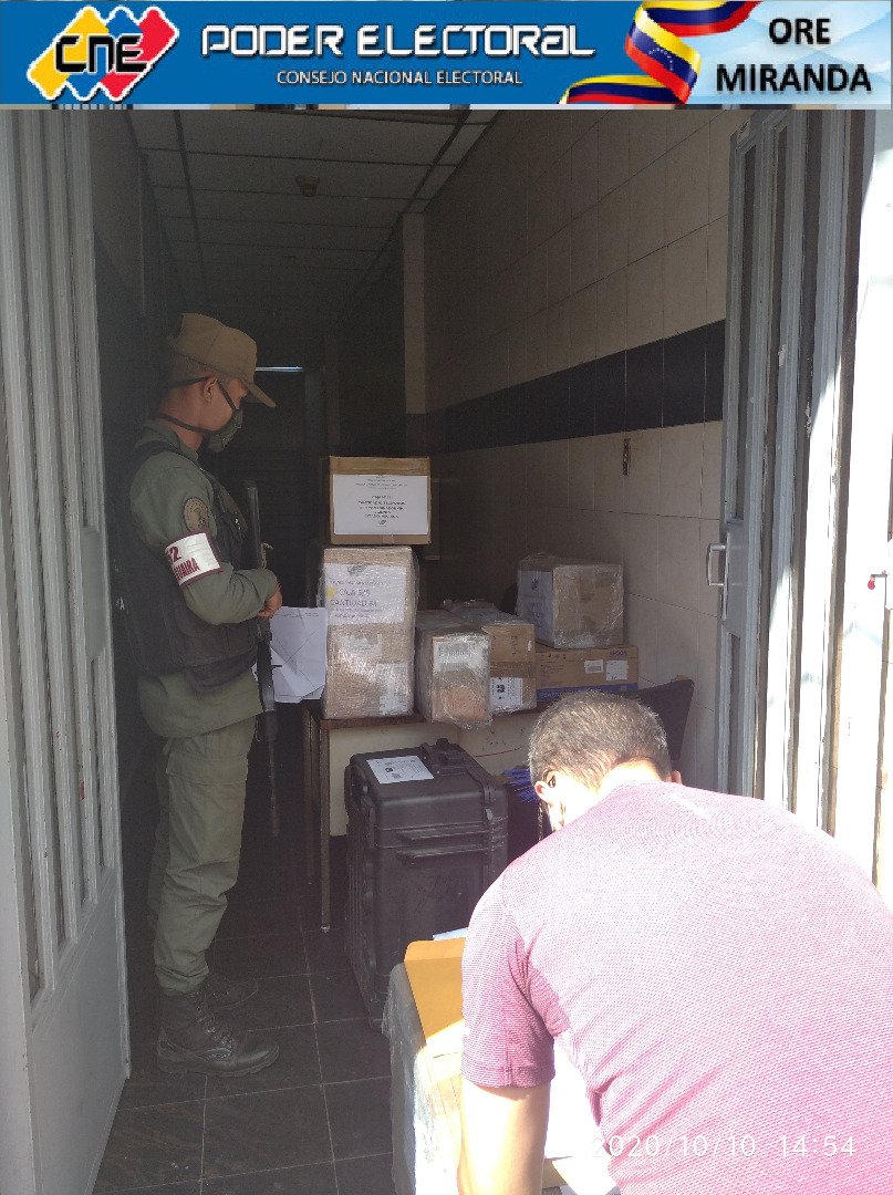 cnemiranda's tweet photo. Nos encontramos al servicio de la democracia y la paz, hoy #10Oct20 recibimos el material y equipos tecnológicos para la prueba de telecomunicaciones en la ORE, con la siempre debida guarda y custodia de la @ZodiMir43 🇻🇪 es #TiempoDeElegir https://t.co/LEaixTTxwB