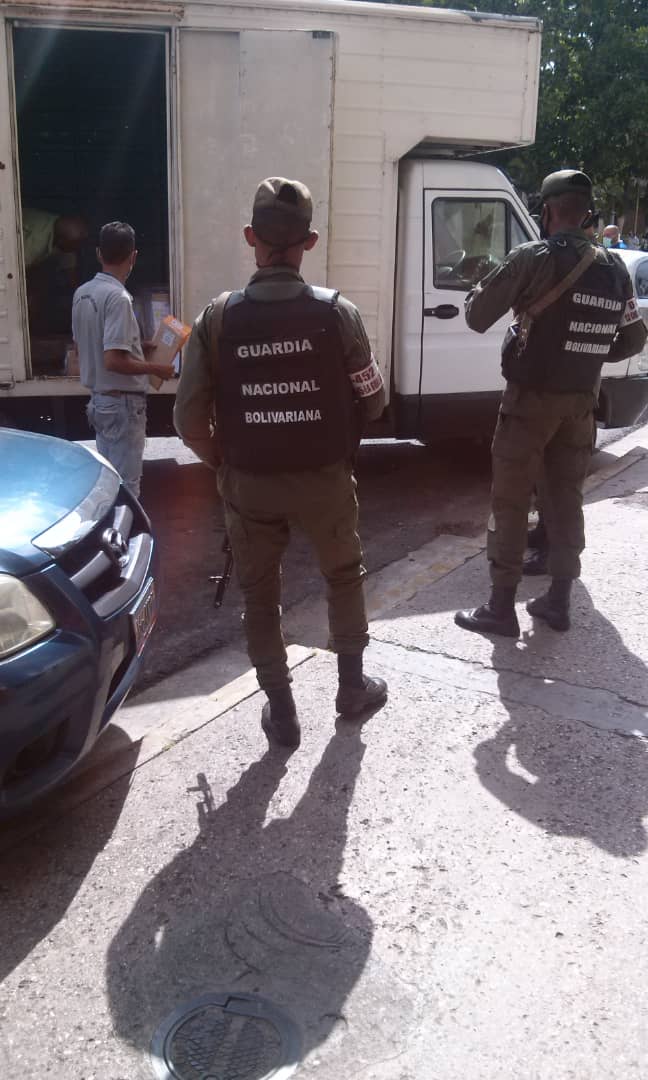 cnemiranda's tweet photo. Nos encontramos al servicio de la democracia y la paz, hoy #10Oct20 recibimos el material y equipos tecnológicos para la prueba de telecomunicaciones en la ORE, con la siempre debida guarda y custodia de la @ZodiMir43 🇻🇪 es #TiempoDeElegir https://t.co/LEaixTTxwB