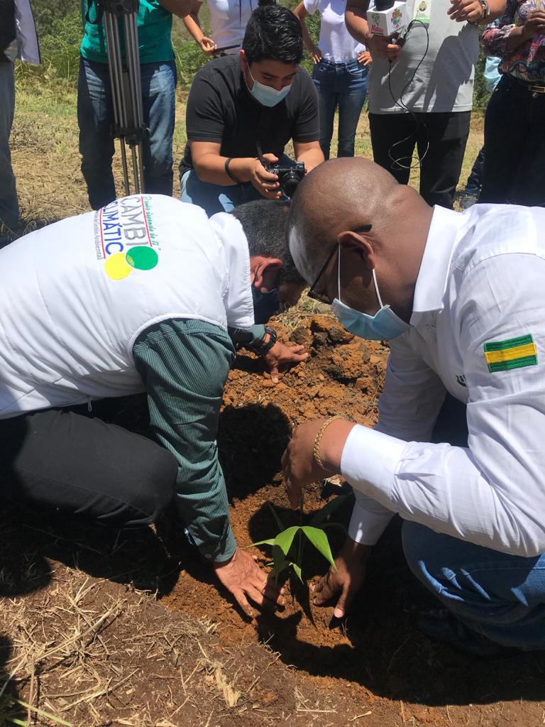 Firmamos junto a <a href="/GobCauca/">Gobernación del Cauca</a> <a href="/LarrahondoElias/">Elías Larrahondo Carabalí</a> y el municipio de #Morales convenio interadministrativo #AmbienteConOportunidades, estrategia que busca fortalecer procesos ambientales y la gestión del riesgo de la mano con las comunidades. Avanzamos en un #CaucaAmbientalYSostenible