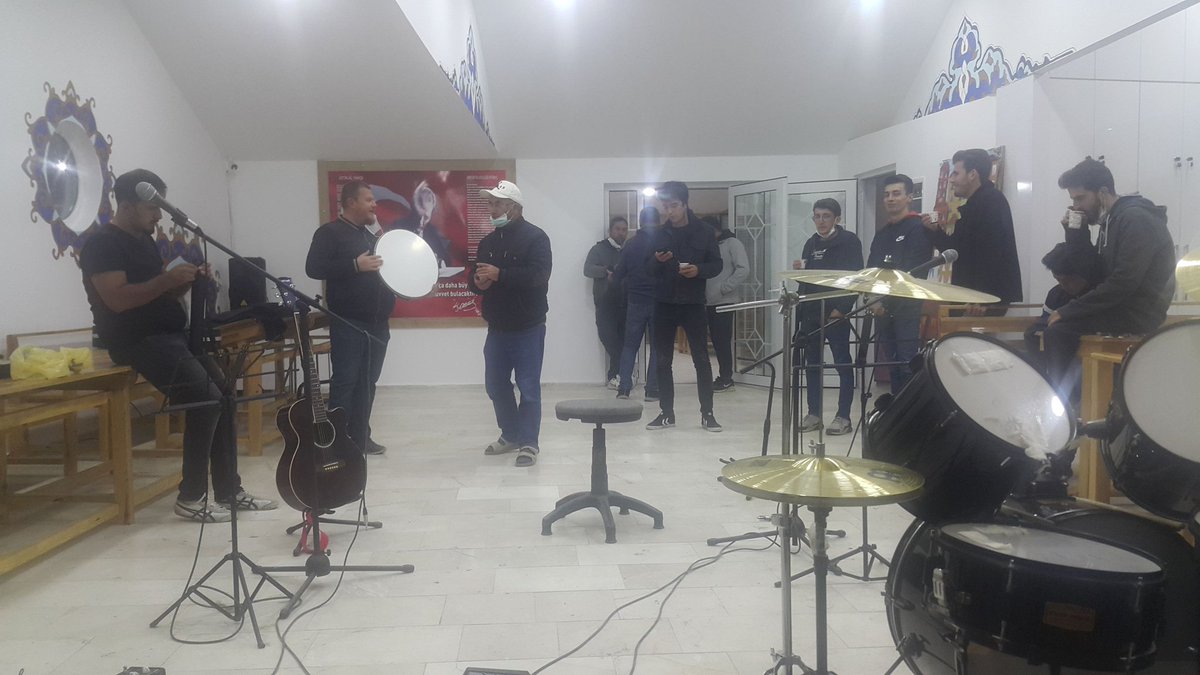 Bozkurt Eğitim Derneği olarak Gençliğin isteklerine göre kurslar, etkinlikler belirledik.