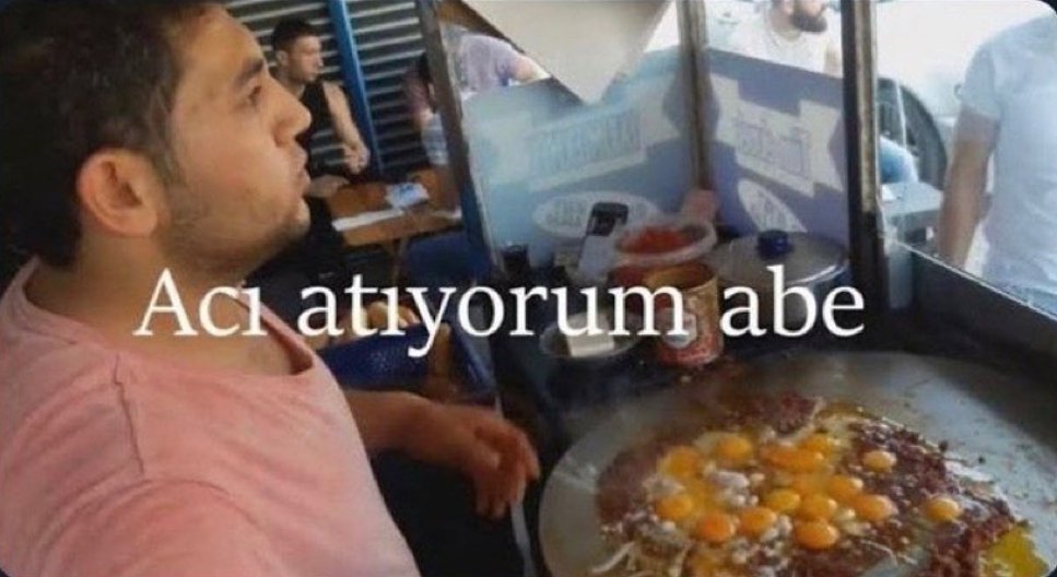 Kaan Tangöze şarkı yazarken;