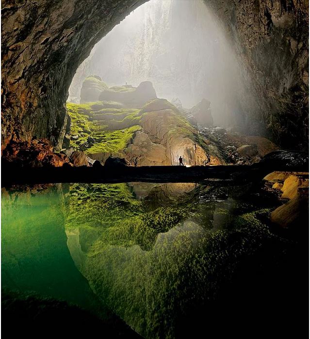 1991 yılında bir çiftçi, Vietnam’daki Phon Nha-Ke Bang Milli Parkı’nda daha önce keşfedilmemiş bir mağara olduğunu fark eder. Mağaranın girişinden garip bir su sesi geliyordu. Çiftçi bu gürültüden korkunca, mağaranın içine girmekten vazgeçer.
