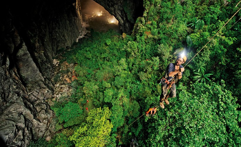 Hang Son Doong 2010 yılında ara kesitine göre dünyanın en büyük mağarası unvanını almış. 5 kilometre uzunluğunda ve 200 metre yüksekliğindeki ana mağaraya 40 katlı bir bloğu sığdırmak mümkün.