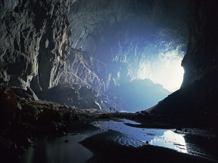 Henüz sadece 9 kilometresi keşfedilmiş, tam uzunluğu bilinmiyor. Birbirine bağlı 150 mağaradan oluştuğu ve 139 kilometre uzunluğa sahip olduğu söyleniyor.Mağaranın tam adı "Hang Son Doong" ve bu yerel dilde "Dağ Nehri Mağarası" anlamına geliyor.