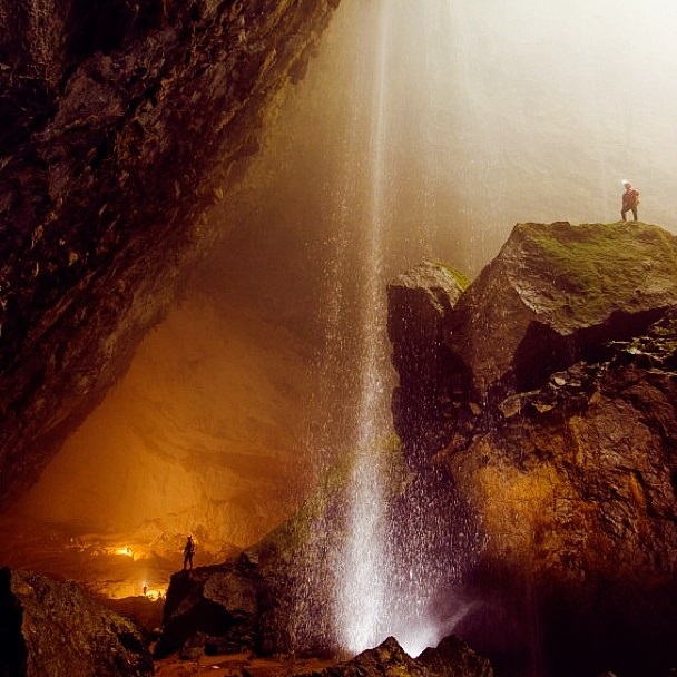 Mağara, 70 metre uzunluğundaki, dünyadaki en uzun dikitlerden bazılarını içermektedir.Son Doong’da, Vietnam Seddi arkasında, anormal derecede büyük bir boyutta, beyzbol topu büyüklüğünde mağara incileri bulunmuştur.