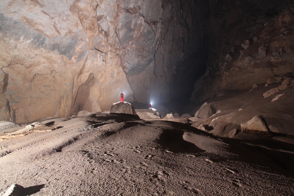 Mağara, 70 metre uzunluğundaki, dünyadaki en uzun dikitlerden bazılarını içermektedir.Son Doong’da, Vietnam Seddi arkasında, anormal derecede büyük bir boyutta, beyzbol topu büyüklüğünde mağara incileri bulunmuştur.