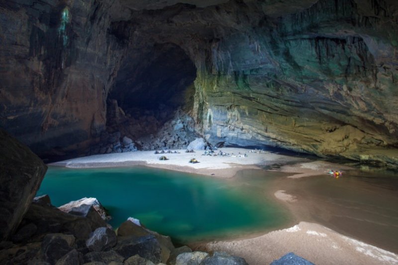 Araştırma sürecinde turizme kapalı tutulan Hang Son Doong, 2009 yılında özel turlarla turizme açılmış.Mağaraya ulaşmak için Ho Chi Minh City otobanının bir noktasında araçtan inip ormanın içinde 10 kilometre yürünmesi gerekiyor.