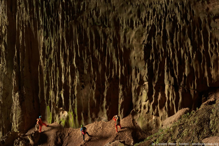 Araştırma sürecinde turizme kapalı tutulan Hang Son Doong, 2009 yılında özel turlarla turizme açılmış.Mağaraya ulaşmak için Ho Chi Minh City otobanının bir noktasında araçtan inip ormanın içinde 10 kilometre yürünmesi gerekiyor.