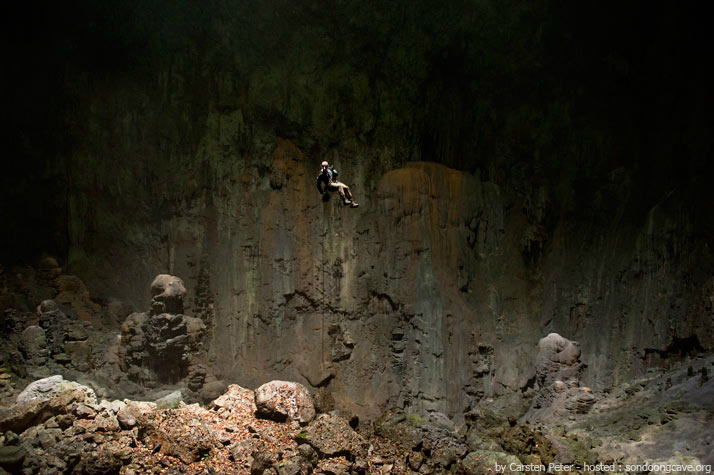 Araştırma sürecinde turizme kapalı tutulan Hang Son Doong, 2009 yılında özel turlarla turizme açılmış.Mağaraya ulaşmak için Ho Chi Minh City otobanının bir noktasında araçtan inip ormanın içinde 10 kilometre yürünmesi gerekiyor.