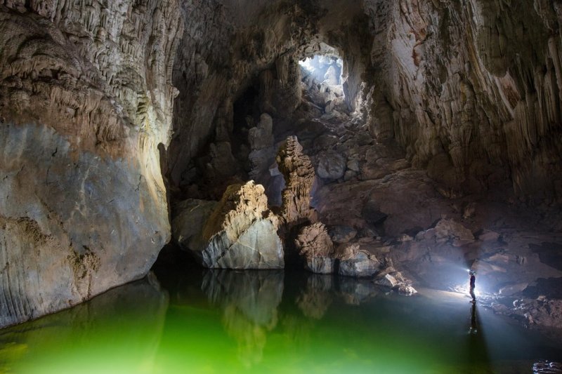 Bu mağaranın içine girebilmek için bir halat yardımıyla 80 metre aşağıya doğru inmeniz gerekiyor.2019’un ortalarına gelindiğinde, mağaranın yeraltı nehri ile Hang Thung adlı yakındaki bir başka mağaraya bağlandığı anlaşıldı.