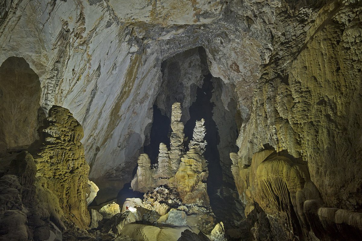 Bu mağaranın içine girebilmek için bir halat yardımıyla 80 metre aşağıya doğru inmeniz gerekiyor.2019’un ortalarına gelindiğinde, mağaranın yeraltı nehri ile Hang Thung adlı yakındaki bir başka mağaraya bağlandığı anlaşıldı.