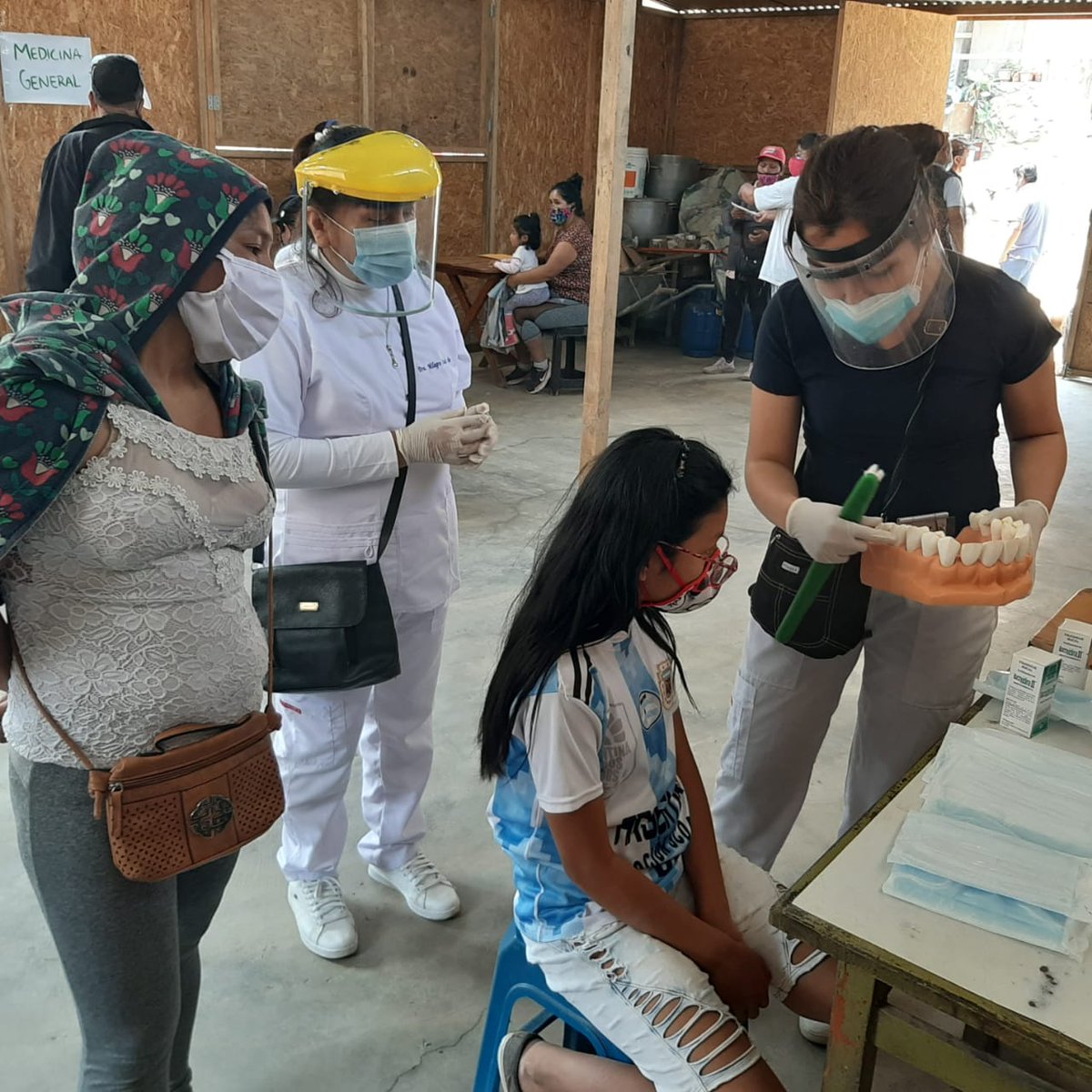 ANDOA12's tweet photo. Prevención Odontológica, charlas de salud bucal, entrega de colutorios y cepillos dentales en el AAHH.  ESFUERZOS UNIDOS en  la Candelaria de la zona de José Carlos Mariátegui - VMT

En un esfuerzo coordinado con la SGI. SNO y ANDOA (AGRUPACIÓN NACIONAL DE ODONTÓLOGOS APRISTAS) https://t.co/58sE92E8DF