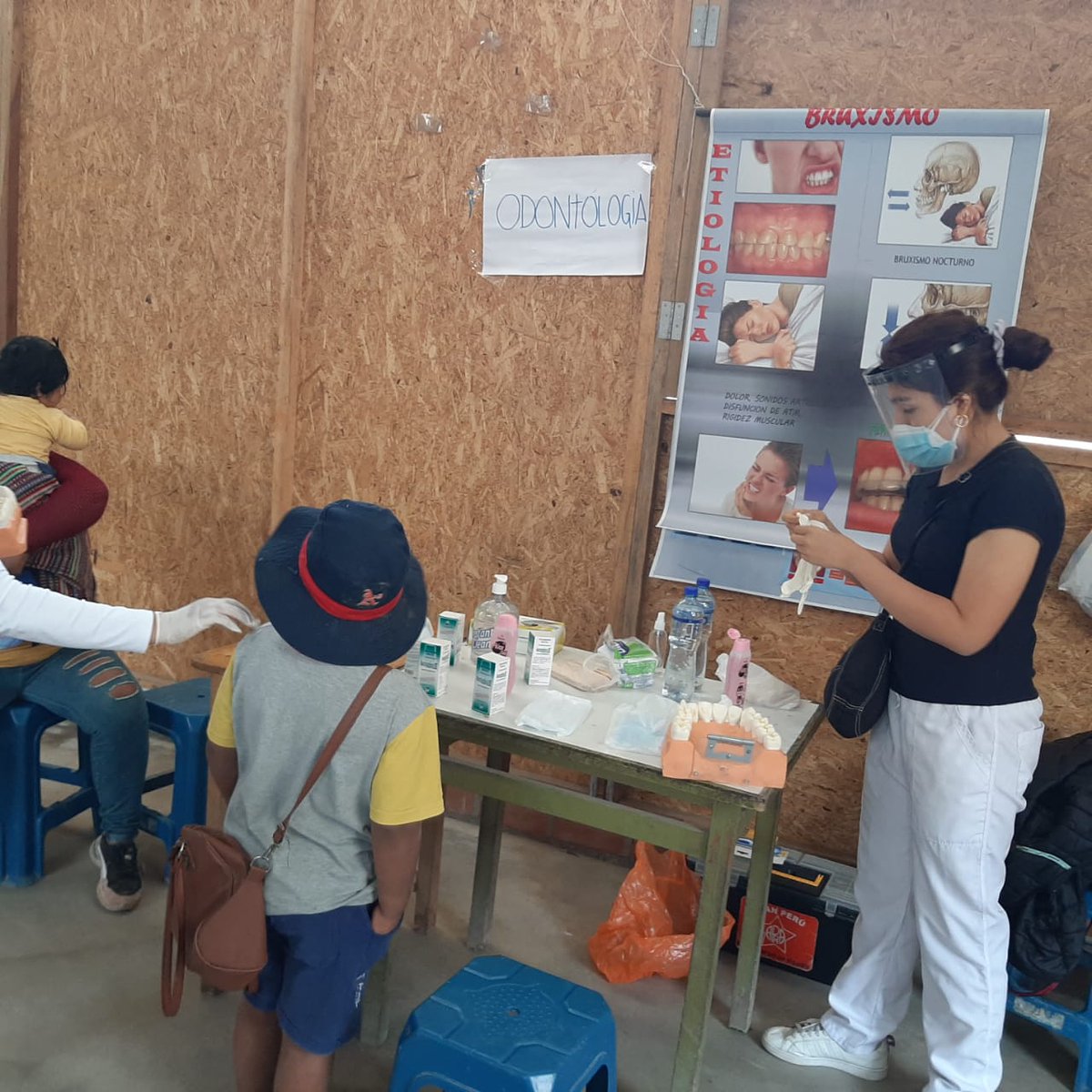 ANDOA12's tweet photo. Prevención Odontológica, charlas de salud bucal, entrega de colutorios y cepillos dentales en el AAHH.  ESFUERZOS UNIDOS en  la Candelaria de la zona de José Carlos Mariátegui - VMT

En un esfuerzo coordinado con la SGI. SNO y ANDOA (AGRUPACIÓN NACIONAL DE ODONTÓLOGOS APRISTAS) https://t.co/58sE92E8DF