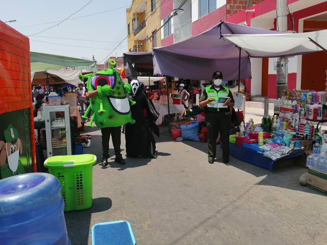 Pol_Boliviana's tweet photo. #Tarija 
Nuestros servidores policiales de la EPI Senac y cursantes de #Cefotes, realizaron una campaña de concientización a la ciudadanía para que no descuiden las medidas de bioseguridad en esta etapa Post confinamiento. https://t.co/DDBY6dn1kX