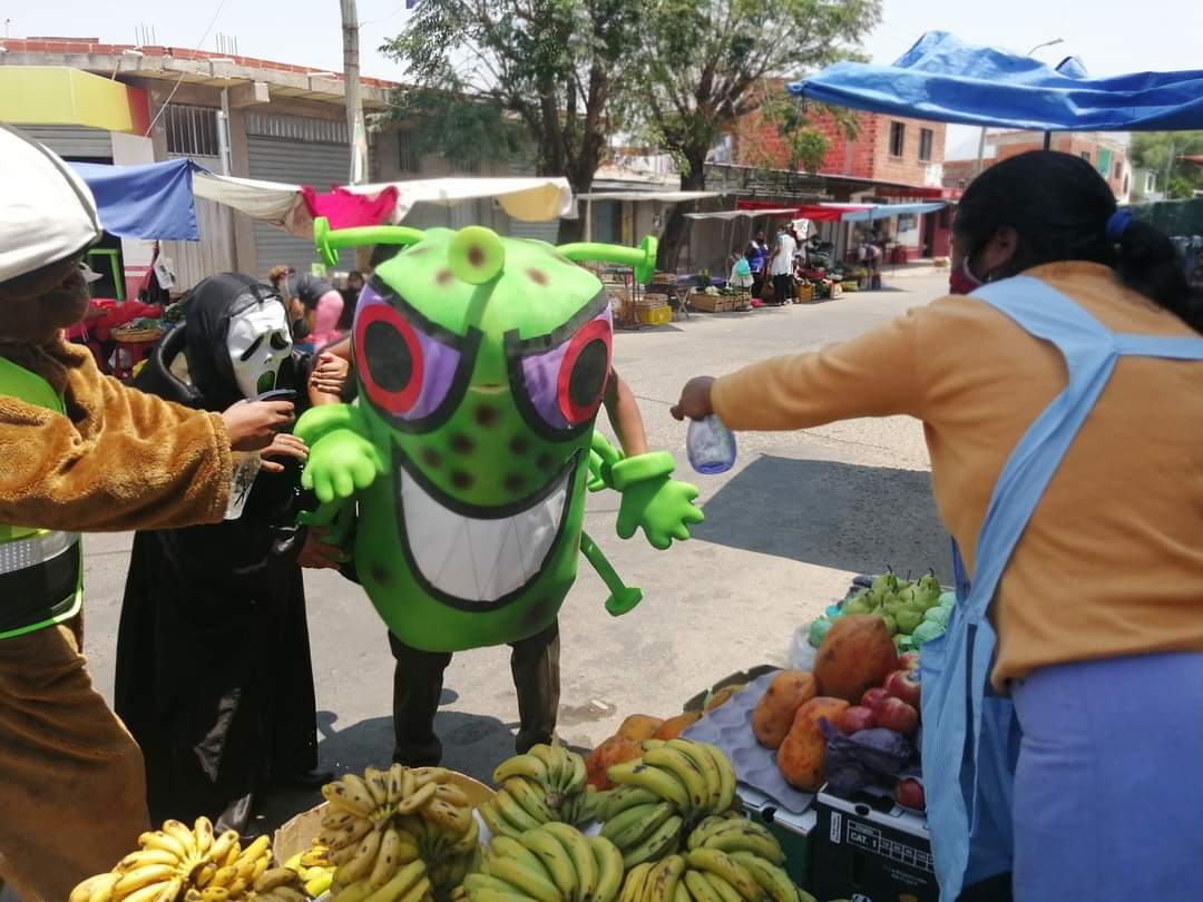 Pol_Boliviana's tweet photo. #Tarija 
Nuestros servidores policiales de la EPI Senac y cursantes de #Cefotes, realizaron una campaña de concientización a la ciudadanía para que no descuiden las medidas de bioseguridad en esta etapa Post confinamiento. https://t.co/DDBY6dn1kX