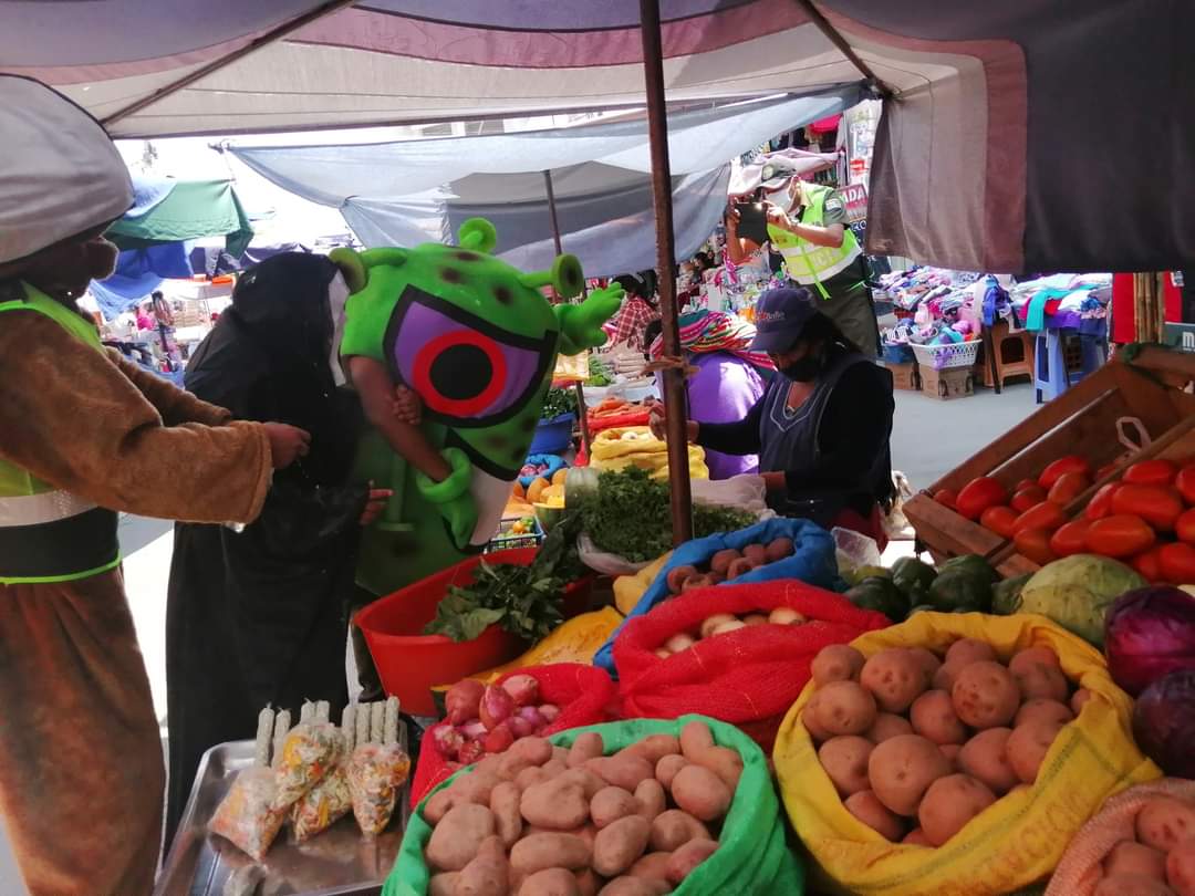 Pol_Boliviana's tweet photo. #Tarija 
Nuestros servidores policiales de la EPI Senac y cursantes de #Cefotes, realizaron una campaña de concientización a la ciudadanía para que no descuiden las medidas de bioseguridad en esta etapa Post confinamiento. https://t.co/DDBY6dn1kX