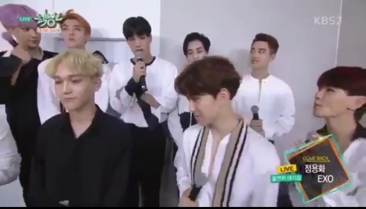 chanbaekturkey's tweet photo. 170721 KBS MUSIC BANK 

Gizli öpücük olayını unutamadık desek yeridir tabi atılan öpücük ne kadar gizli orası tartışılır.  🤫🤭 
İlk başta birbirine atılan bakışlardan sonra Baekhyun ilk öpücü atmış bulunmakta ve sonrasında hemen kameralara bakınıp Chanyeol'e bakınıyor . ++ https://t.co/3kv4xgnCo0