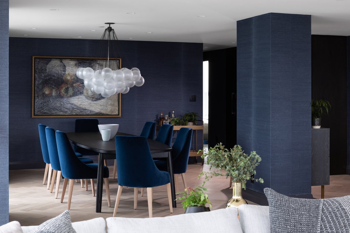 HomeInCanadaMag's tweet photo. For one Vancouver couple, downsizing meant trading in their traditional family home of 30 years for city life...

Read more: https://t.co/Zj1CgVCBp1

Design: Sophie Burke Design
Photography: Ema Peter

#interiordesign #homedecor #vancouver https://t.co/Qz474PwmT3