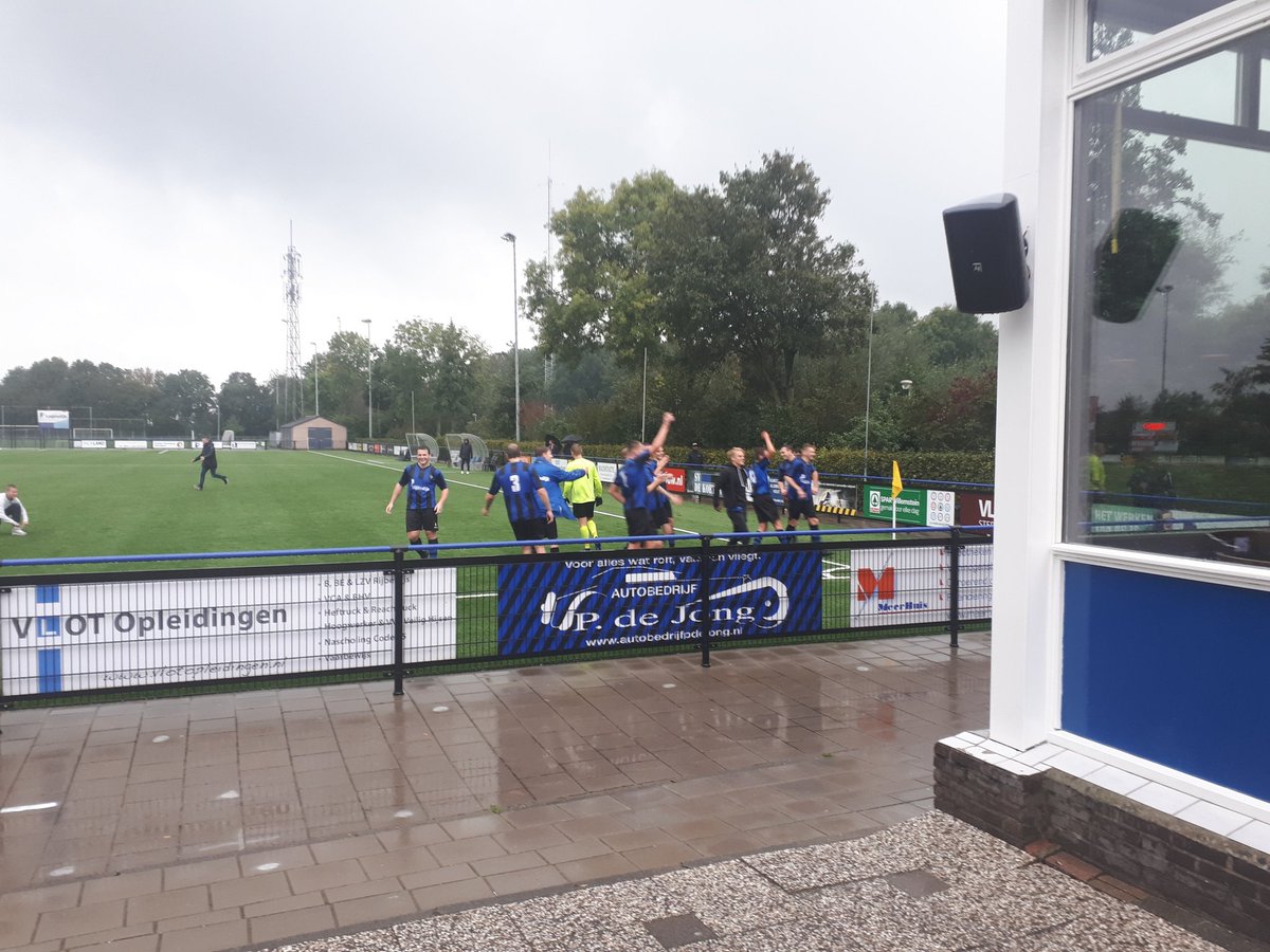 vvstreefkerk's tweet photo. Hoofdmacht bedankt supporters die toch gewoon (achter het hek) komen kijken! https://t.co/IiS54bR9EY