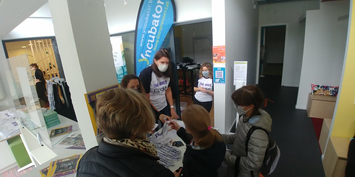 cponsard's tweet image. Bravos les #coolgirlscode et merci aux animatrices de cette belle après-midi  !