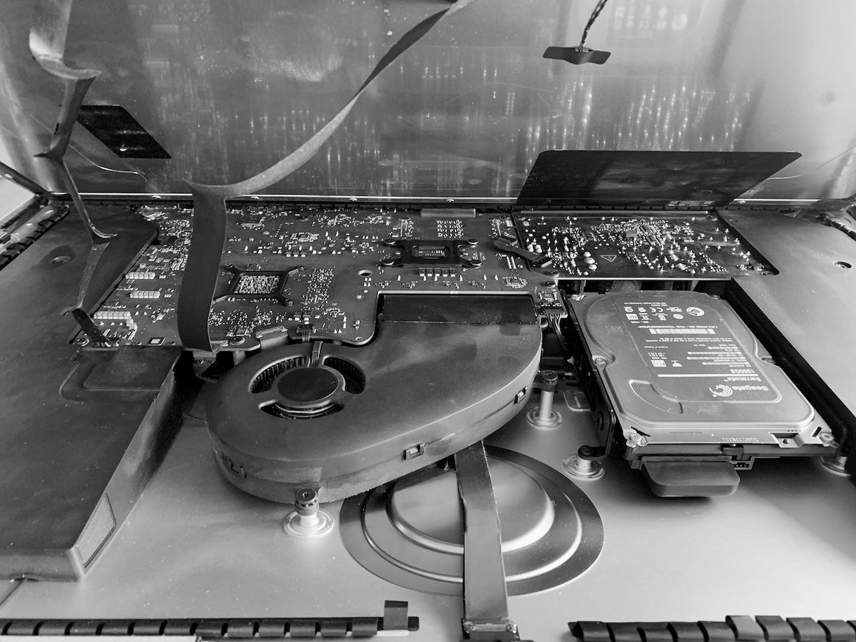 RIP my trusty friend. After 7 short years cranking out #VirtualTours, it all got too much for the graphics card.  #Apple #iMac #Photographer
Full disclosure: My desk may have had a little cleanup for the photo :)