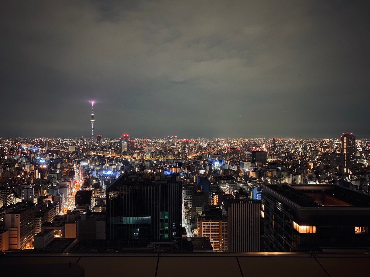 colotter's tweet photo. 引き続き夜長を持て余し、夜景をぼんやり眺めながら、東横インの数の多さに地味に驚いている（窓から見えるだけで9軒確認！）。 https://t.co/joeHspMsFa
