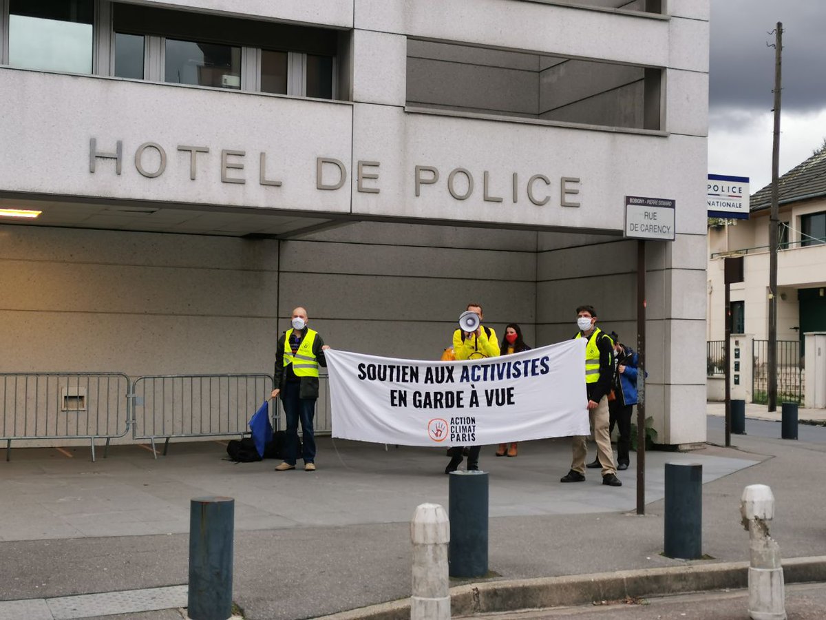 actionclimat75's tweet photo. Nous sommes aussi présent·es devant le commissariat pour soutenir les 11 citoyen·nes en garde à vue dans ce commissariat!

Courage à nos activistes 

#AvionsATerre https://t.co/RWWXvN5MfN
