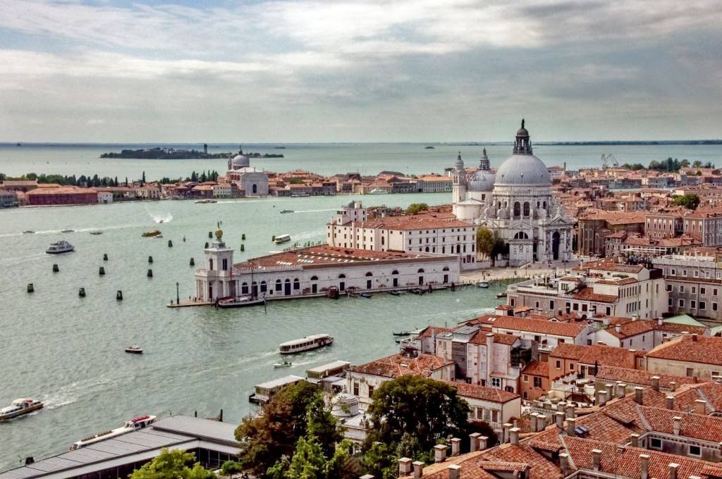 No sé si os habéis enterado pero estamos viviendo un día histórico.

Posiblemente, uno de los más importantes en la Historia del Patrimonio Cultural.

¡Venecia ha triunfado!

Por primera vez el MOSE se ha enfrentado hoy al 'acqua alta' y ha podido vencerla.

Lo vemos en un HILO