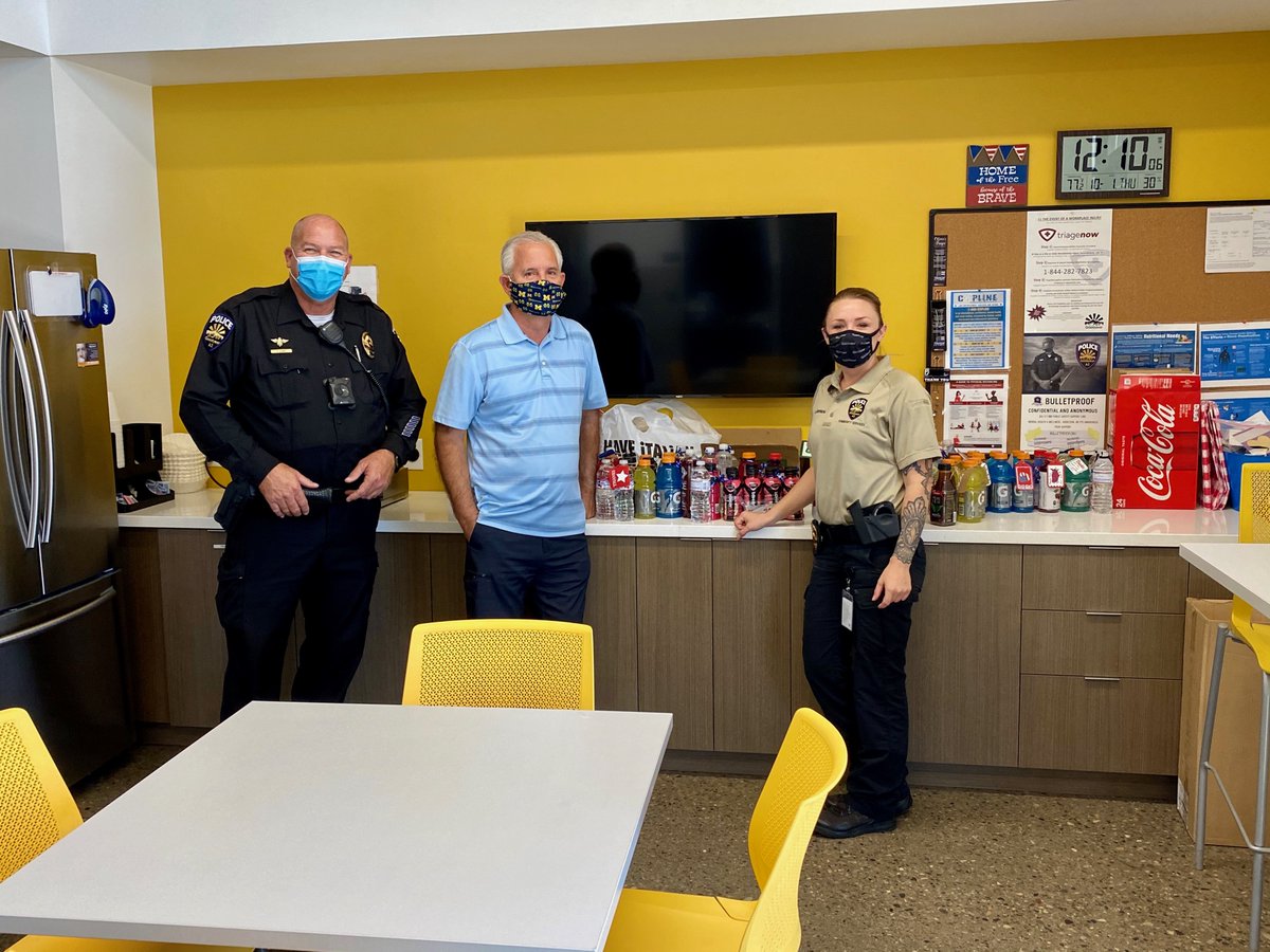Goodyearpolice's tweet photo. Members of the Goodyear Police Department were treated this week to meals, snacks, drinks and goodies, provided by the great community we serve. Thank you for your support and love! #GoodInGoodyear #SunriseDonuts #SweetHellos #CompassChurch #BangEnergy #JimmyJohns https://t.co/vgvf5F9kZU
