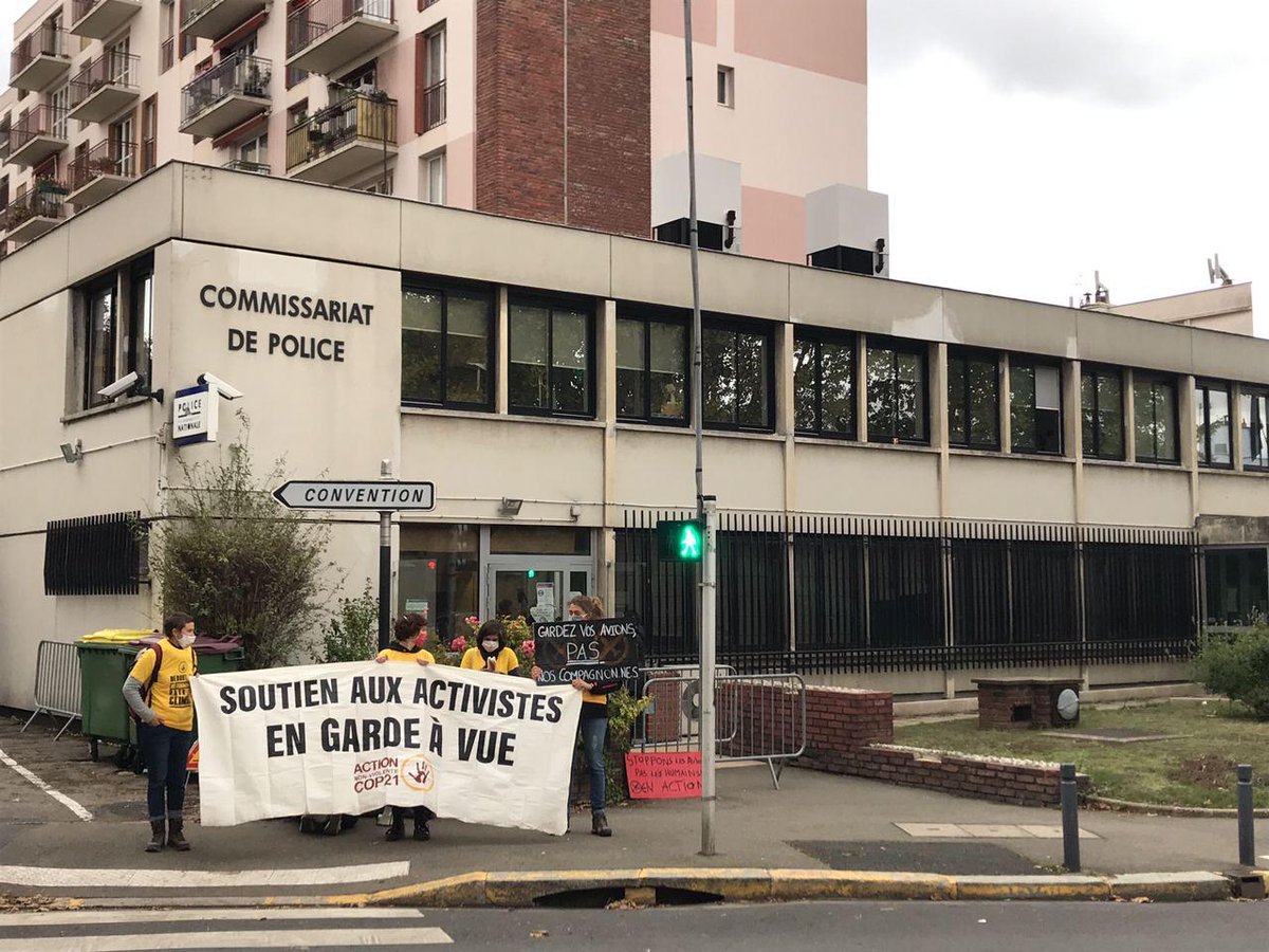 NonAuTerminal4's tweet photo. Les comités de soutien aux activistes placé.e.s en garde à vue  suite à l'action de ce matin menée contre le projet d'extension du T4 de Roissy sont arrivés aux commissariats de Bobigny et des Lilas Exigeons la libération immédiate de nos ami.e.s gardé.e.s à vue!  
#AvionsATerre https://t.co/m1hBeEXD7R
