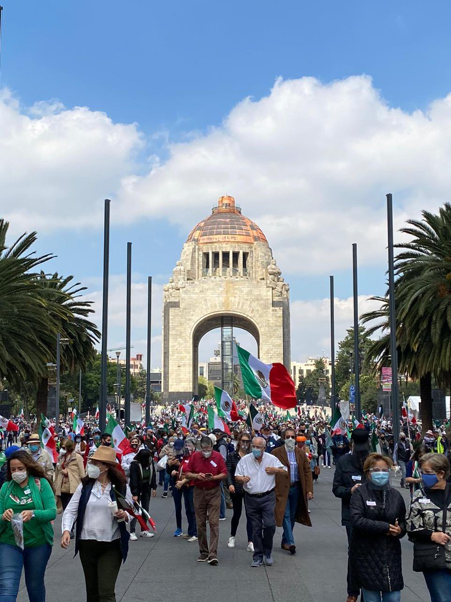 pedroferriz3's tweet photo. ¡Más de 250,000 personas en la marcha de @OficialFrenaaa!

Esta de la chingada.... digo VAS A LA CHINGADA @lopezobrador_ 

Mexico no te quiere https://t.co/vNadSugEW3