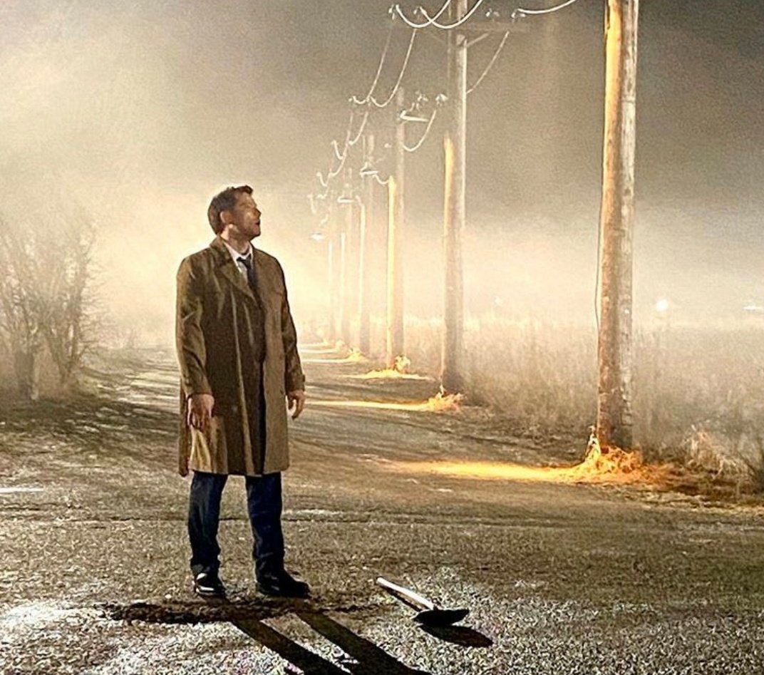 In the new promo we have Cas burying something. It's at a crossroad and we have Misha's photo from a while ago as if it was a deal.it looks photographed from another angle from the frame of one of the trailers, it's linked to a still from ep15x15 cause of Jack. #spnspoilers