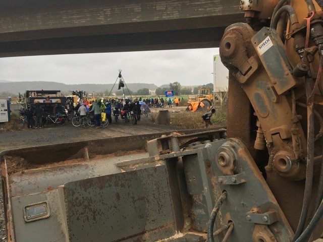 wsa_buendnis's tweet photo. “Wir sind hier auf der Baustelle der A49. Wir haben diesen Ort besetzt, weil kein weiterer Meter Autobahn mehr gebaut werden darf! Der Kampf für die #Mobilitätswende ist überall!”, meint ein Mensch aus der Besetzung. #dannibleibt https://t.co/NCnope6kuf